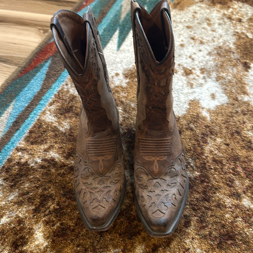 Beautiful brown Ariat cowboy boots